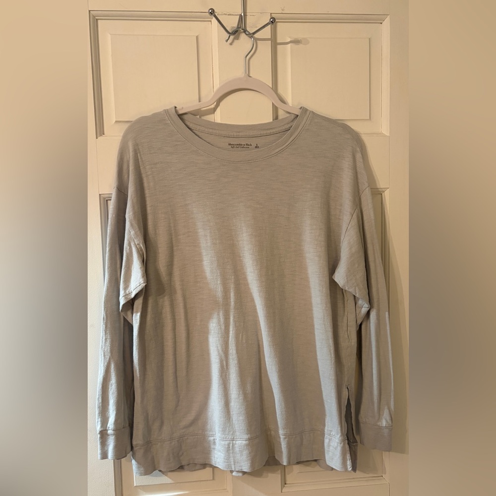 Abercrombie & Fitch Light Gray Long Sleeve Tee. Great for layering
Size Ladies S